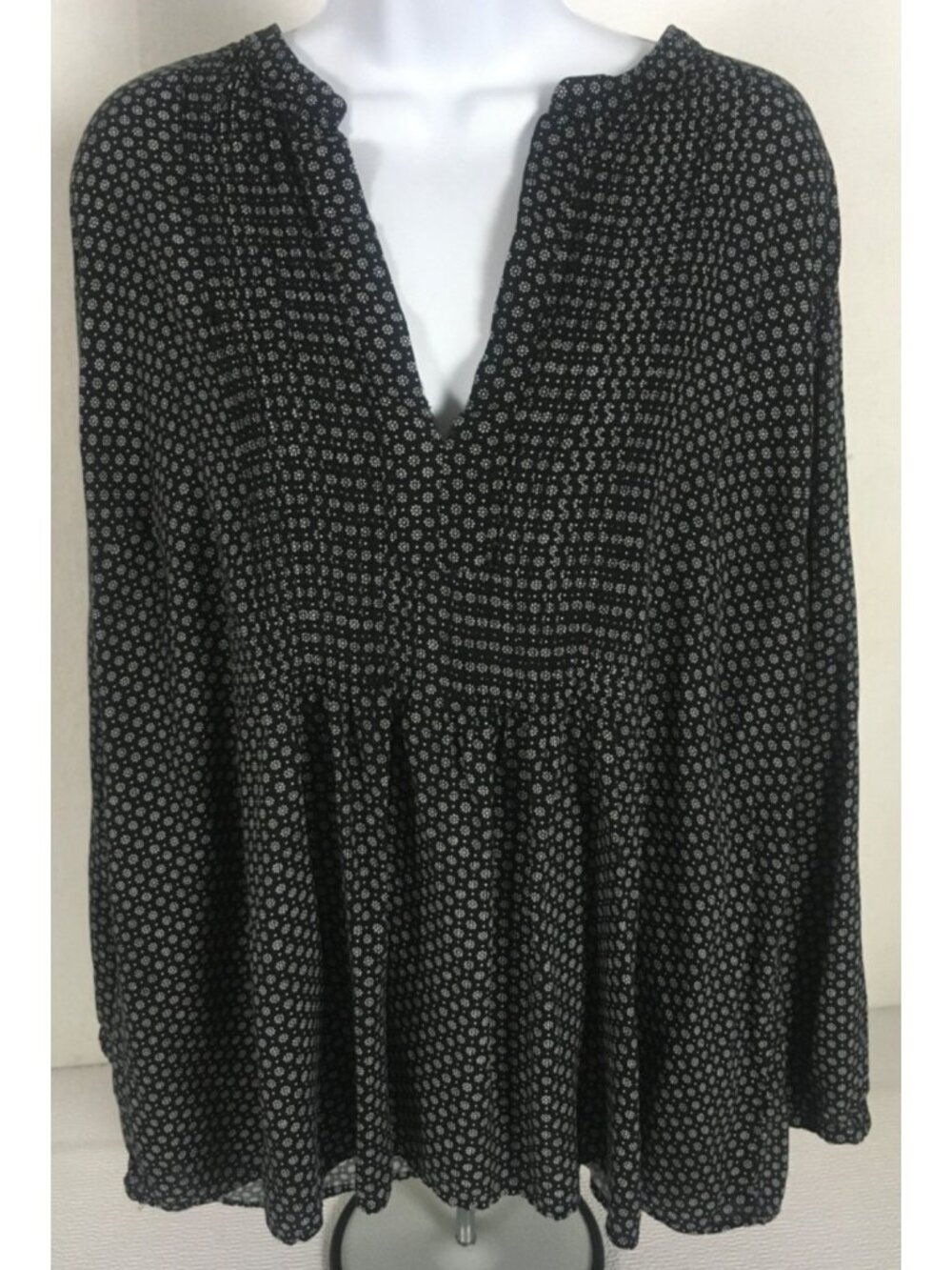 Old Navy Top Size XL Black w Tiny white Flowers Pin Tucking V neck 3/4 Sleeves